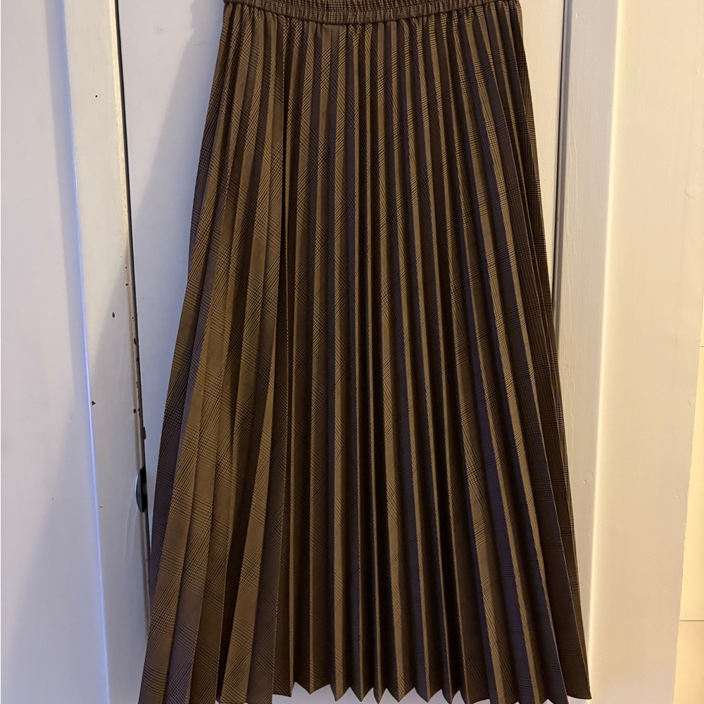 Uniqlo brown pleated skirt size small.